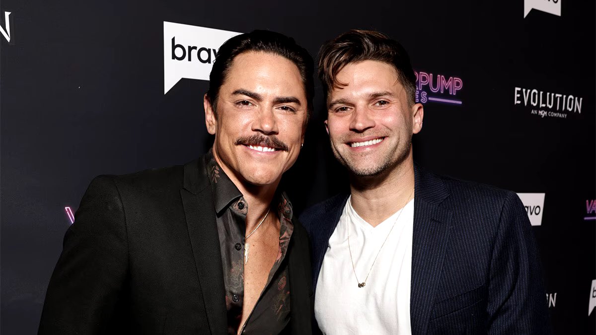 queensofbravo's tweet photo. *Explaining #PumpRules to someone who only watches #LoveIslandUSA* 

This is Rob and Aaron https://t.co/v9MWruEdjB