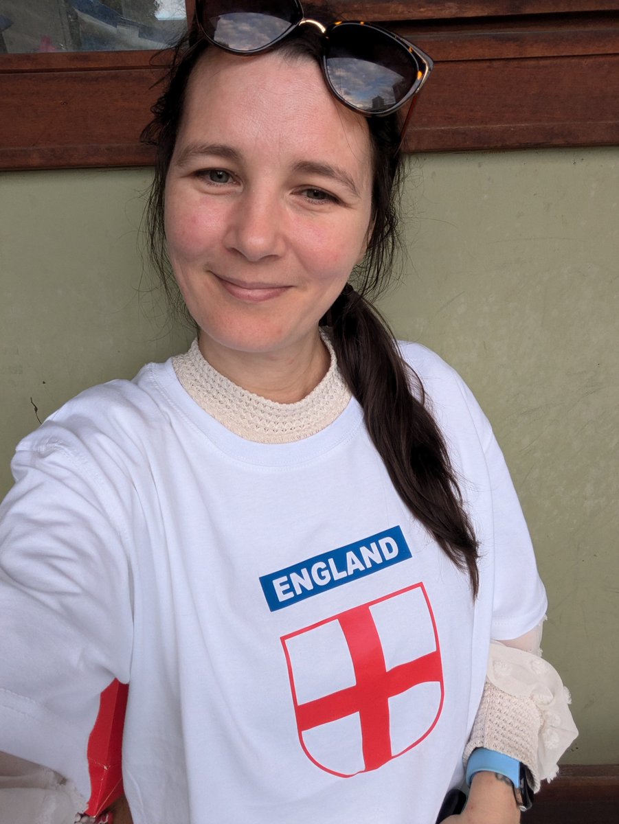 DangerouslyDel's tweet photo. Market stall t-shirt! We're on the ball ❤️ https://t.co/7PjNao9hTL