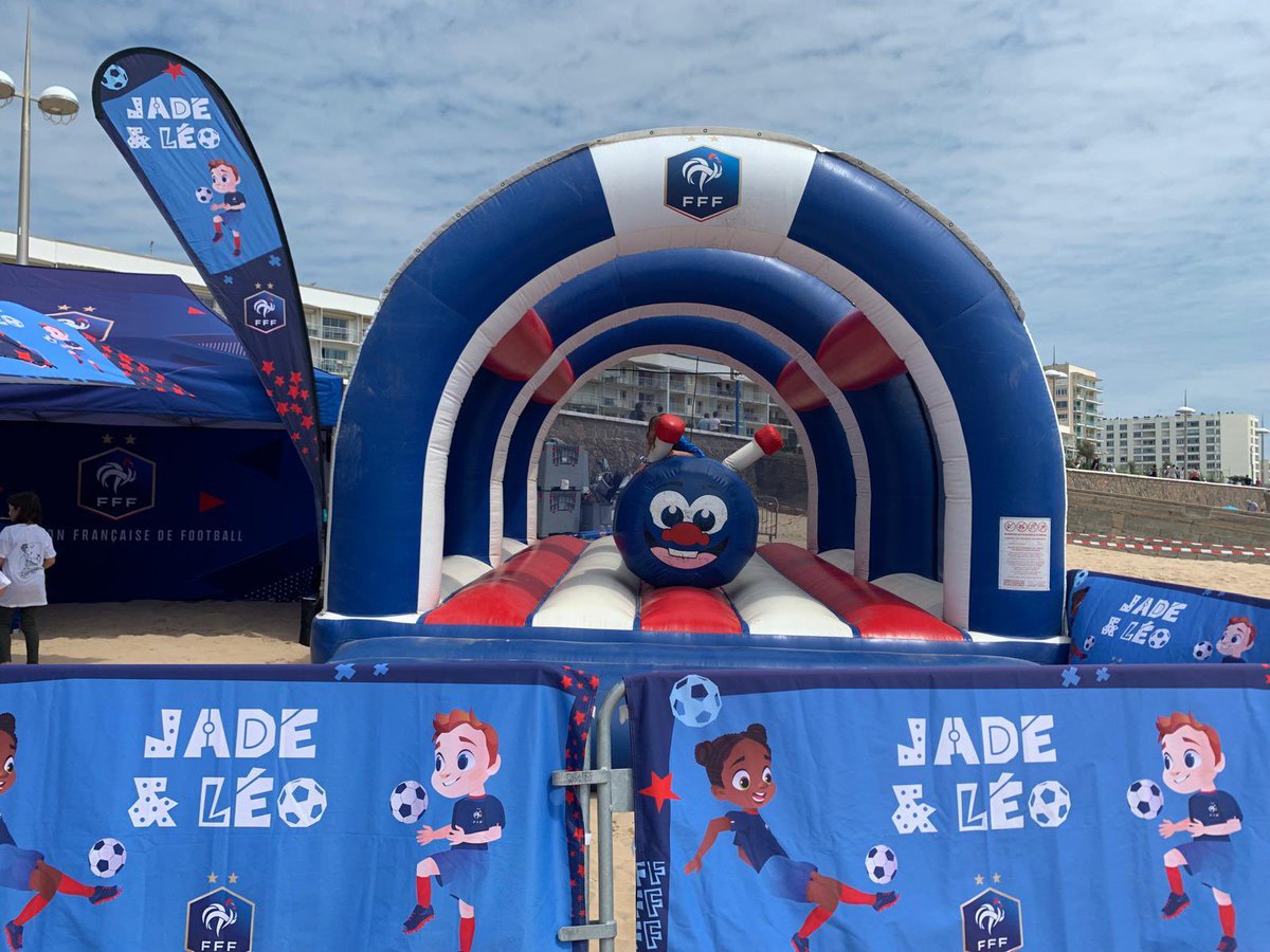 LigueFootLFPL's tweet photo. [EVENEMENT]

🔥 1ere journée exceptionnelle pour le #FFFtour à #stjeandemonts avec + de 1 000 participants sur les terrains et autour des nouvelles pratiques (#fitfoot #futnet #GOLFFOOT #foot5 stand #Arbitrage et pour les plus petits) 👌

⚽️ Rendez-vous ce lundi à 10h 👏 https://t.co/OMUR9FpoMj