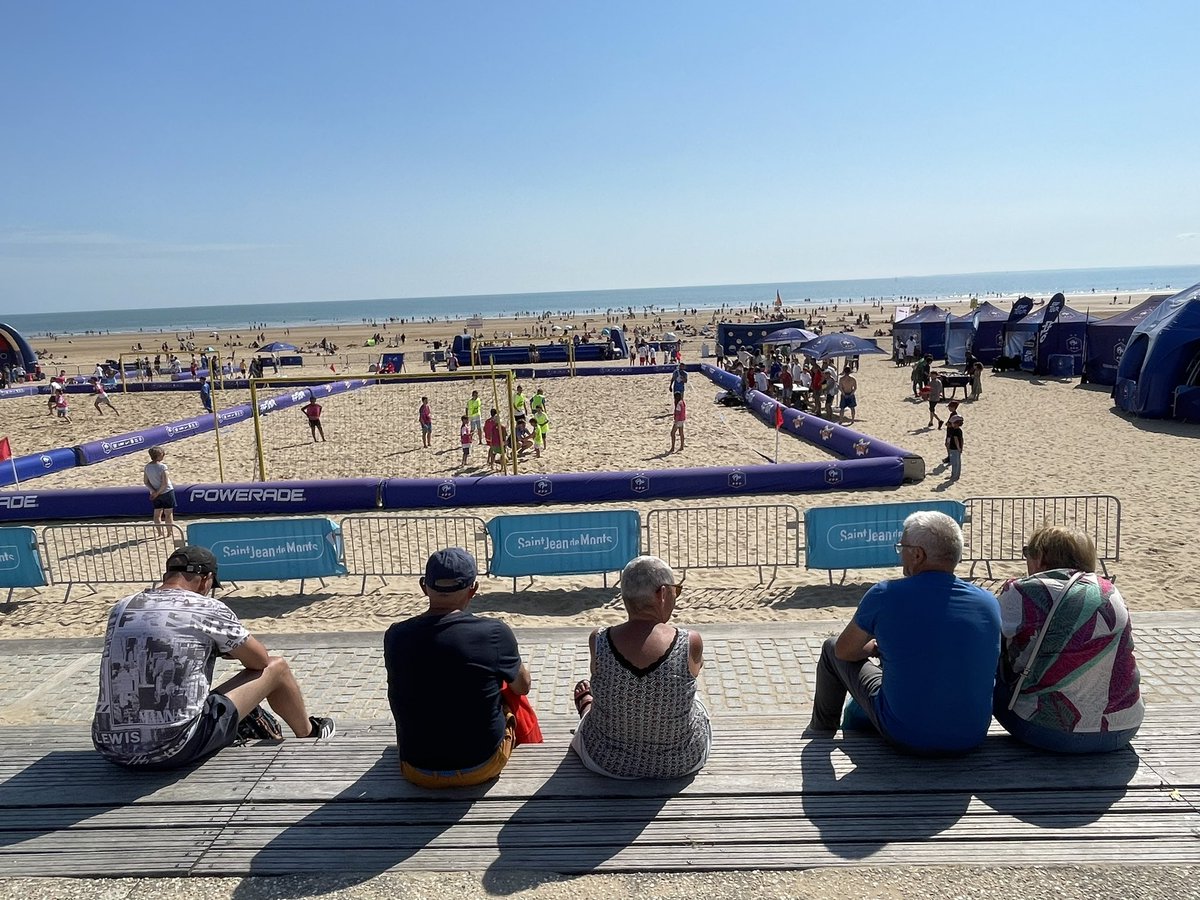 LigueFootLFPL's tweet photo. [EVENEMENT]

🔥 1ere journée exceptionnelle pour le #FFFtour à #stjeandemonts avec + de 1 000 participants sur les terrains et autour des nouvelles pratiques (#fitfoot #futnet #GOLFFOOT #foot5 stand #Arbitrage et pour les plus petits) 👌

⚽️ Rendez-vous ce lundi à 10h 👏 https://t.co/OMUR9FpoMj