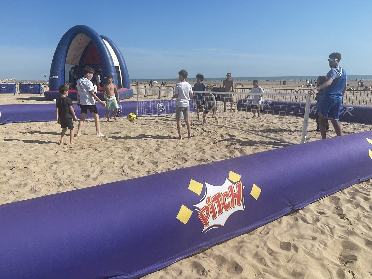 LigueFootLFPL's tweet photo. [EVENEMENT]

🔥 1ere journée exceptionnelle pour le #FFFtour à #stjeandemonts avec + de 1 000 participants sur les terrains et autour des nouvelles pratiques (#fitfoot #futnet #GOLFFOOT #foot5 stand #Arbitrage et pour les plus petits) 👌

⚽️ Rendez-vous ce lundi à 10h 👏 https://t.co/OMUR9FpoMj