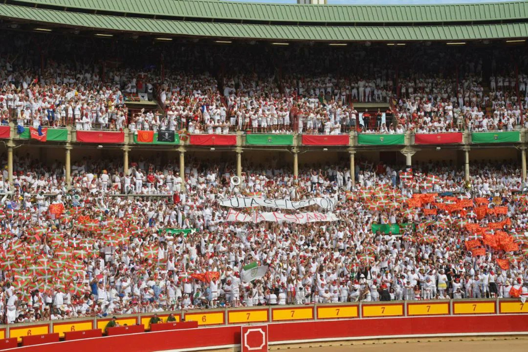 ErnaiNafarroa's tweet photo. Entzun gaitzatela:
Gurea Euskal Selekzioa delako.
Ez garelako espainolak.

#BatEginezIndependentziara! https://t.co/7FwipAPrpm