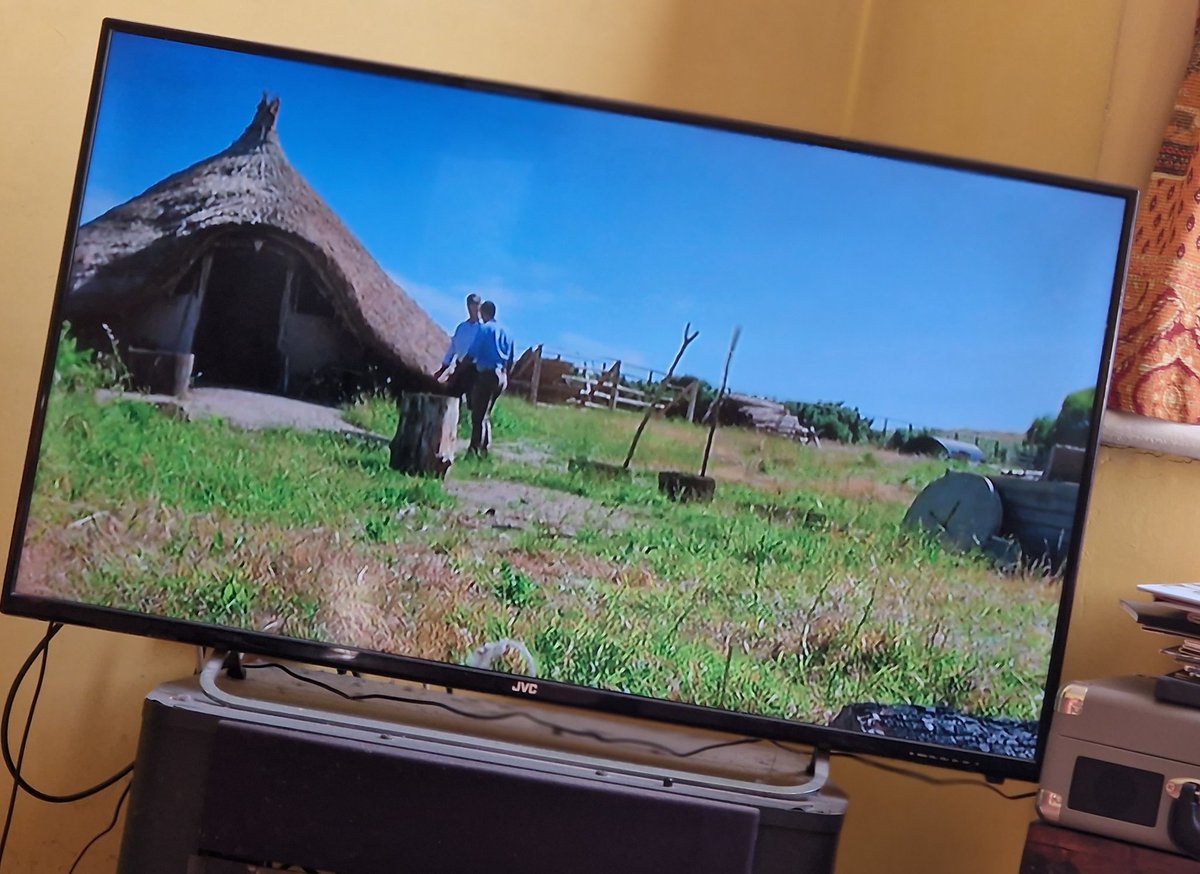 Durotrigesdig's tweet photo. Some lovely Iron Age archaeology showcased on @BBCOne #Countyfile tonight at the ever glorious Hengistbury Head @BCPCouncil @hengistburyvc π€© (sandwiched in-between two rather unimportant sporting events π€£)
#Archaeology #Dorset
https://t.co/eTmz1cGAwa https://t.co/A4CbdRZfp0