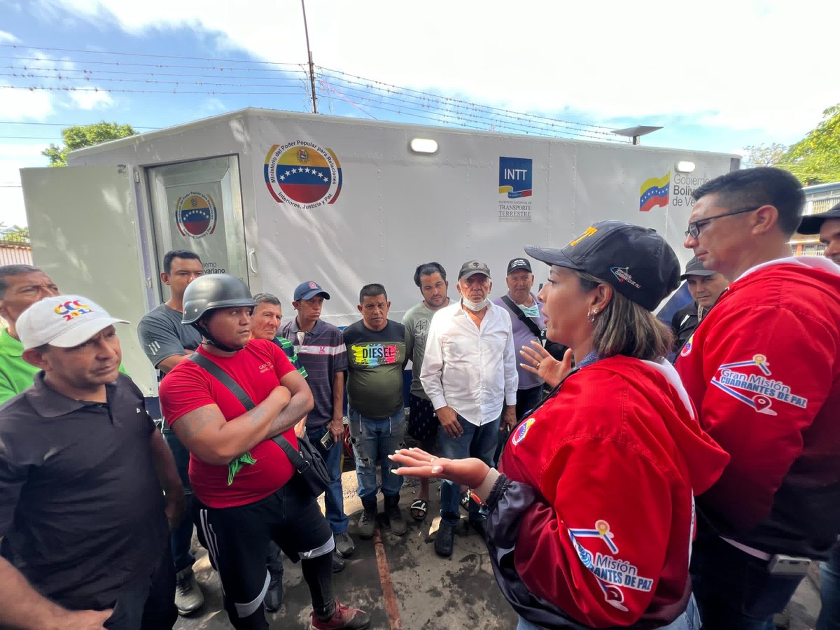 InttContigo's tweet photo. #Ahora | Funcionarios de las Oficinas #INTT del estado Sucre continúan en Cumanacoa emitiendo de forma inmediata los certificados de vehículos y renovación de licencia a los ciudadanos afectados por el paso del huracán Beryl.

#VenezuelaUnidaAvanza https://t.co/owcuWtKLFw