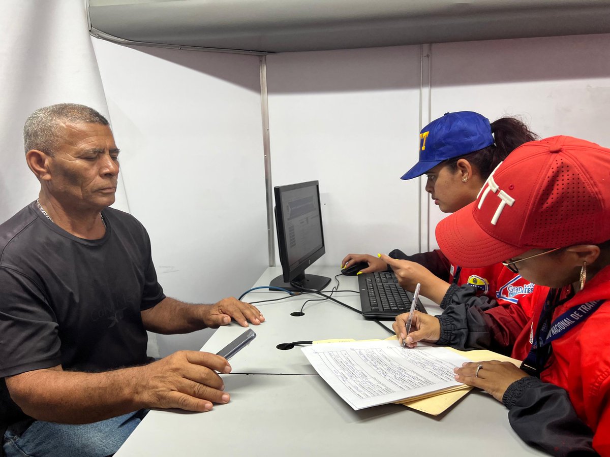 InttContigo's tweet photo. #Ahora | Funcionarios de las Oficinas #INTT del estado Sucre continúan en Cumanacoa emitiendo de forma inmediata los certificados de vehículos y renovación de licencia a los ciudadanos afectados por el paso del huracán Beryl.

#VenezuelaUnidaAvanza https://t.co/owcuWtKLFw
