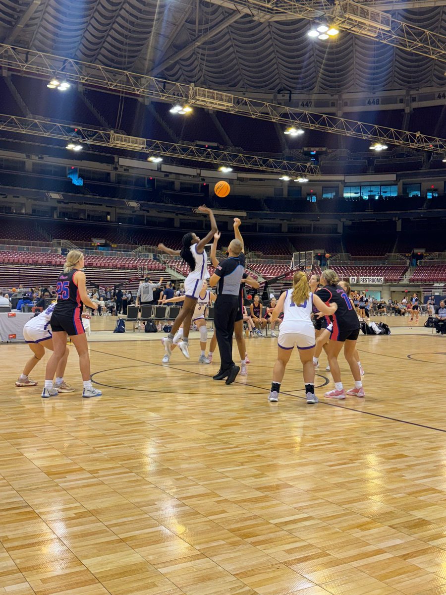 CoachNrunco's tweet photo. Congrats girls on winning our 6 team pool at March to the Arch!! The game against the top WI Playground Elite team was just as impressive even without coming out with a win. Let’s go finish out the weekend 6-1 tomorrow! https://t.co/elrYRIodb6
