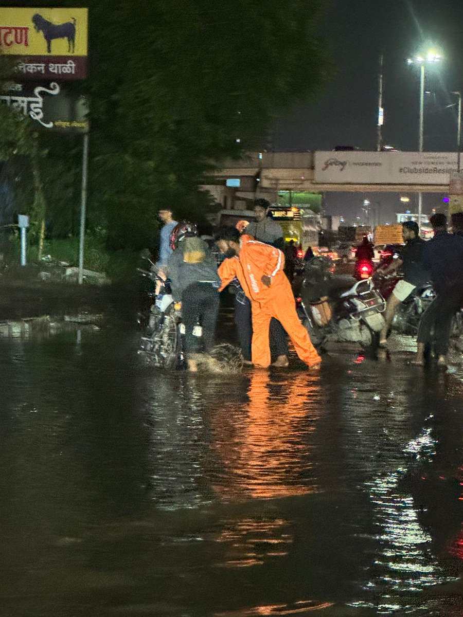 ProudIndian_1st's tweet photo. The Address Society, Wakad, pune people have raised many complaints but all closed by pcmc saying it is NHAI issue but main problem is poor drainage. Same issue from last 6 years.100s of people paying crores of taxes left on their own. Daily accident. @pcmchsgsociety @PCMCSarathi https://t.co/bR0qrS1p7r