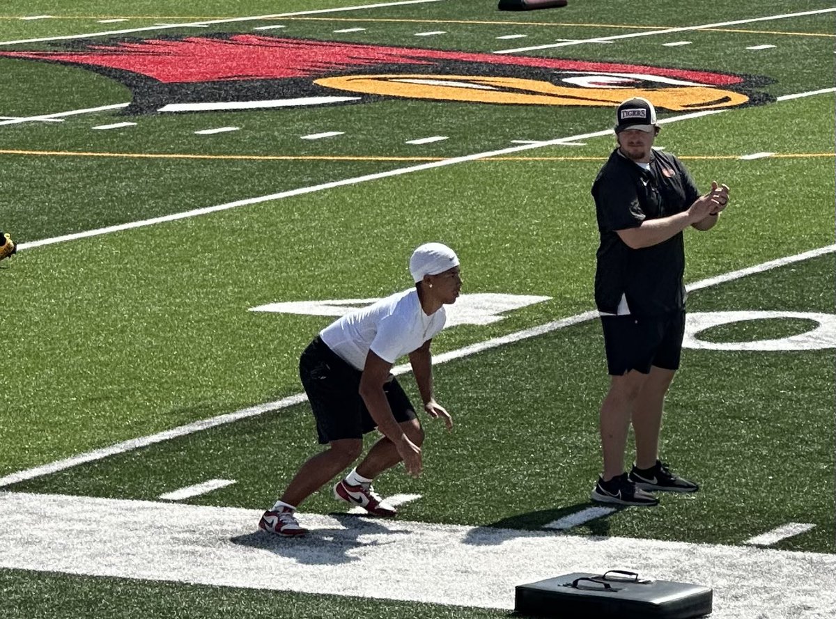 EJRicksIII's tweet photo. Competitive Camp Yesterday in Ft Worth. Blessed to be able to attend
#ECU #LB #2027 #workingallsummer
@ECUTigersFB @CoachBVOdom @LitrentaJohn @CoachTHendrix @PrepRedzoneTX @6starfootballOK @prospects_texas @dctf @texashsfootball https://t.co/jtXza6oTxr
