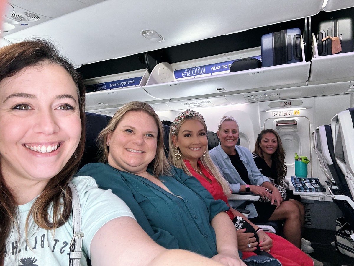 ddward01's tweet photo. We learned soooo much at the #SafeSchoolsConference in California! We are ready to bring back lots of new info to our SLHS staff!! Thank you @kfinnesand for the Dream PD!! https://t.co/4XKvlMNvKH