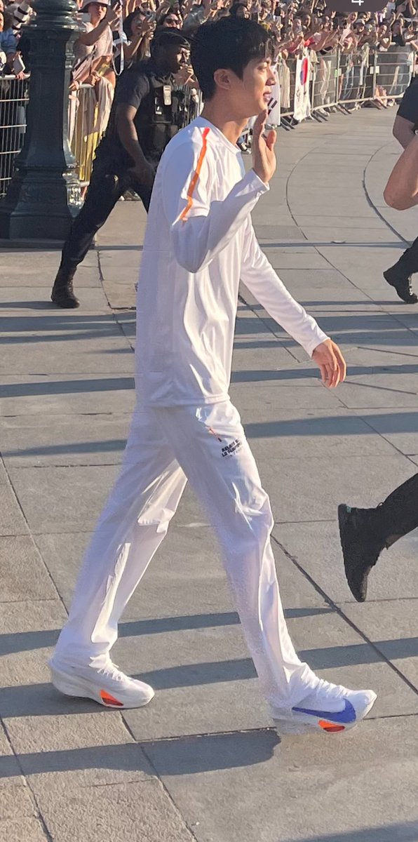 SEOKJINFR's tweet photo. Il est grand, mince, souriant, beau, lumineux.
Il est KIM SEOKJIN.

Nous ne coupons pas la photo pour que vous puissiez l’admirer en entier.

JINLYMPICS
JIN CARRIES THE FLAME
#JinxOlympics2024
#석진_성화들고_달려 https://t.co/16WM69kQQz