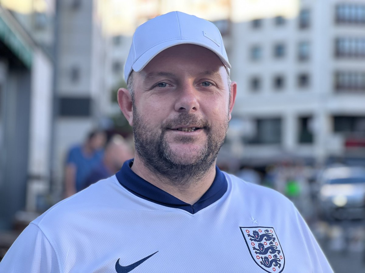 I found 10 year old Joey sweeping up broken glass &amp; bottles outside a bar in #Berlin where 🏴󠁧󠁢󠁥󠁮󠁧󠁿 fans had been.

“I just want to help the environment.”

Dad Luke - watching on - says, “I think it gives England a good name.”

#EURO2024