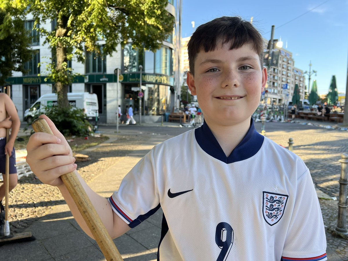 MarkerJParker's tweet photo. I found 10 year old Joey sweeping up broken glass &amp; bottles outside a bar in #Berlin where 🏴󠁧󠁢󠁥󠁮󠁧󠁿 fans had been.

“I just want to help the environment.”

Dad Luke - watching on - says, “I think it gives England a good name.”

#EURO2024 https://t.co/Ui596v46nK
