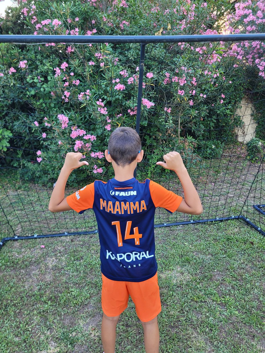 Maillot sortie pile poil pour les 10 ans du fiston qui grandit trop vite merci <a href="/MontpellierHSC/">MHSC</a>...1974 2014 deux années deux naissances ! 🧡🧡💙🧡🧡