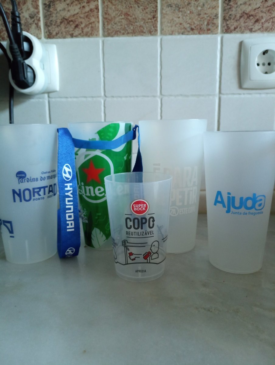 RitaVPedro's tweet photo. Alguém acabe por favor com a moda dos copos reutilizáveis caríssimos não reembolsáveis. Isto começou bem e acabou nesta estupidez de termos mais lixo em casa e ainda por cima a pagar. https://t.co/1b7JBUFBu8