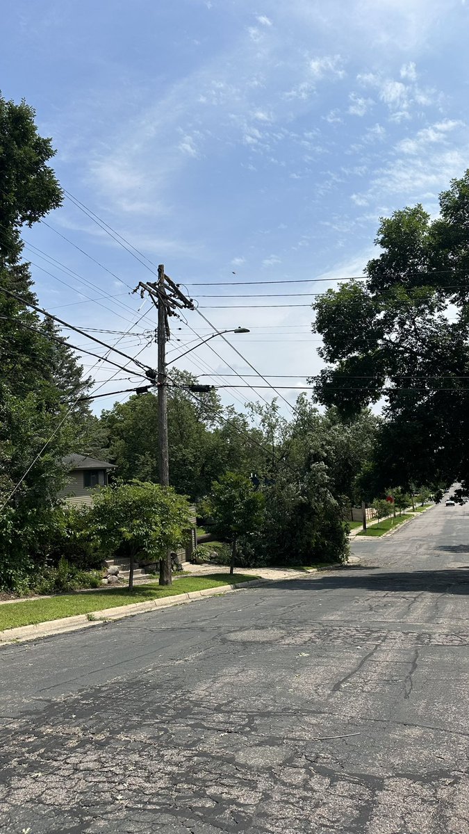 tornadochaser's tweet photo. @XcelEnergyMN In case this helps, there is a large tree on 3-Phase primaries at 4752 Chowen Ave S Minneapolis, tore off the cross arm https://t.co/djfsBKhmfp