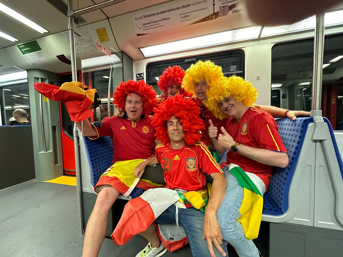 ondacerolarioja's tweet photo. Riojanos por Berlín con la @SEFutbol https://t.co/ijueITFjjW