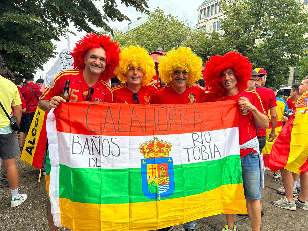 ondacerolarioja's tweet photo. Riojanos por Berlín con la @SEFutbol https://t.co/ijueITFjjW