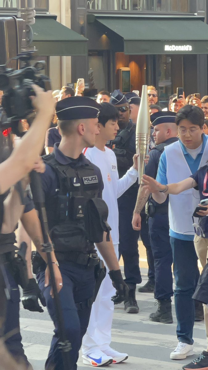UniversBTS_'s tweet photo. 📸 Nosso Jin segurando a tocha, que orgulho! 😍💜

TORCHBEARER JIN
PRIDE OF KOREA JIN
JIN AT PARIS OLYMPICS

🐺 @BTS_twt https://t.co/Ya0MCI6kg0
