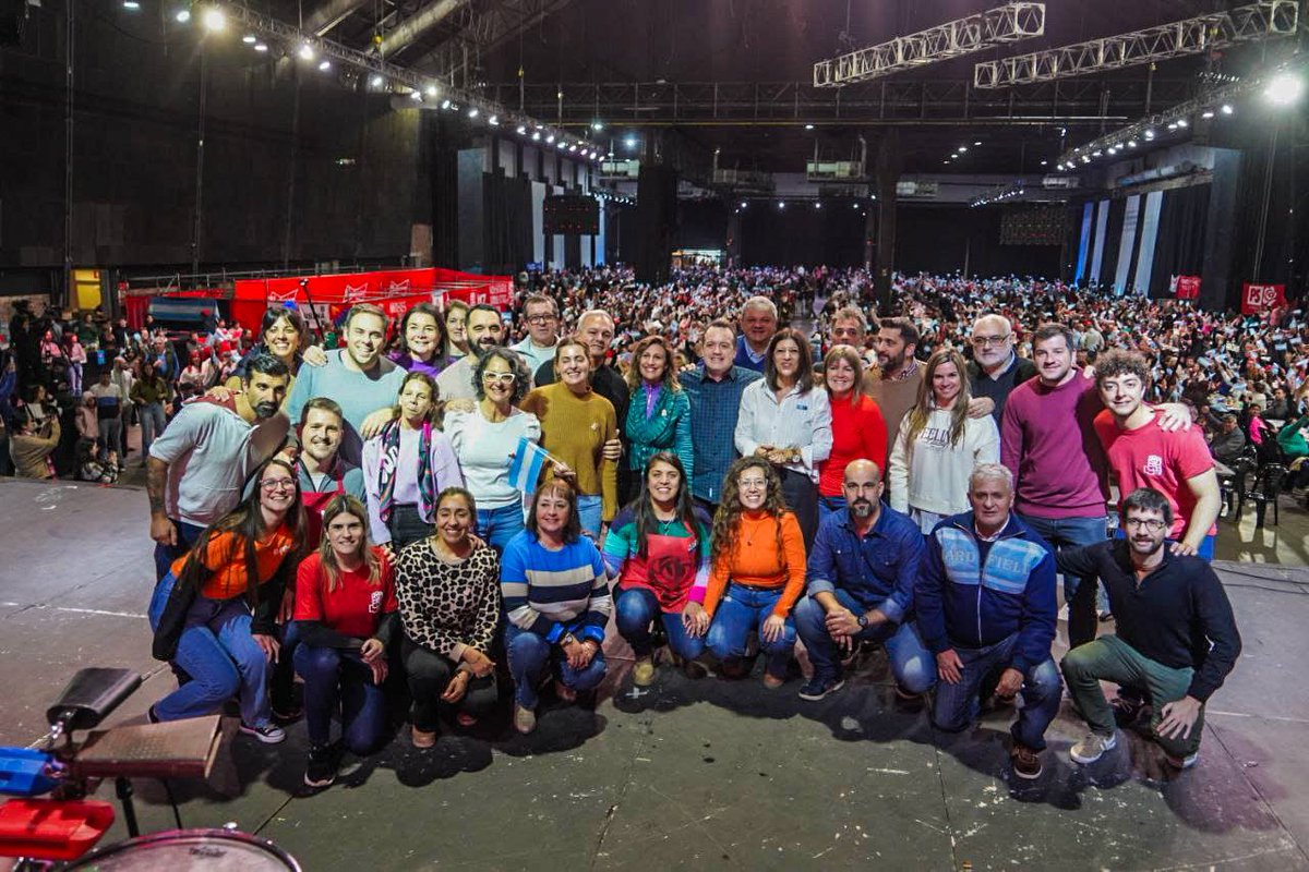 VariniaDrisun's tweet photo. GRAN LOCRO PATRIO Y SOCIALISTA‼️ Junto a miles de compañeros y compañeras de toda la provincia, vivimos una hermosa jornada socialista. Unidos y construyendo colectivamente, vamos POR MÁS Y MEJOR SOCIALISMO. Por el presente, por el futuro y por el país que todos soñamos ✊🏼🌹 https://t.co/d26KQrmrQL
