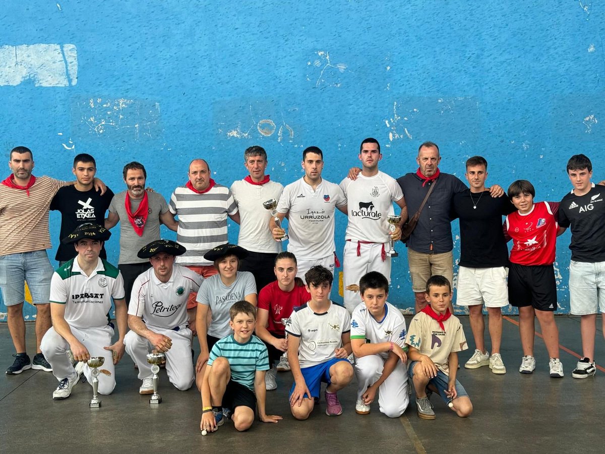 Pilotarentxoko's tweet photo. Hauek atera dira txapeldun Añorgako Jolas Etxea txapelketan
Estos son los campeones en el torneo Jolas Etxea de Añorga
https://t.co/EPzd3WfiLq https://t.co/OZW9pxuA9X