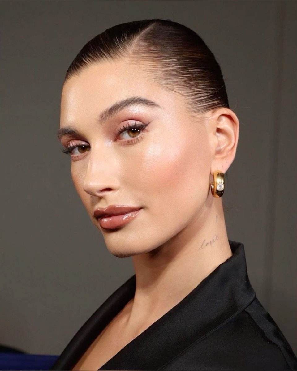 flyonbieber's tweet photo. hailey bieber is that woman 😍 https://t.co/DeR5ZiTwtk