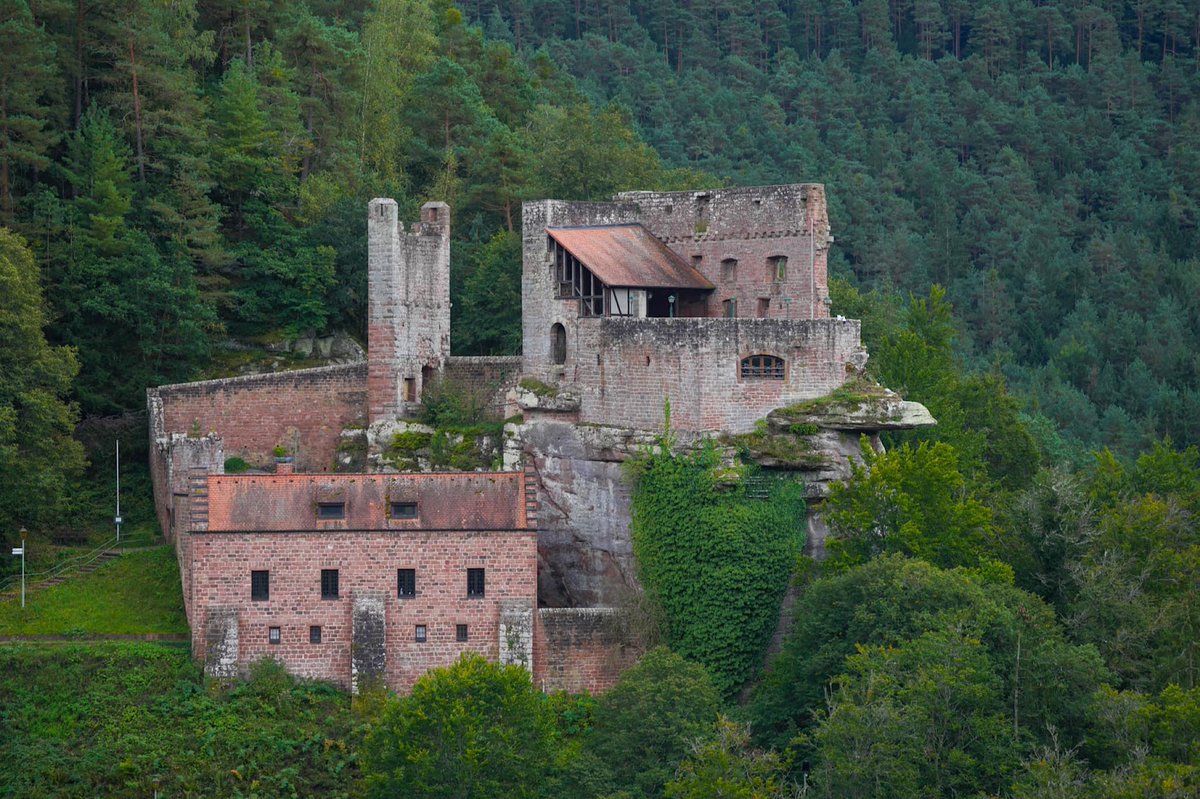 Pfalzfoto's tweet photo. Die Burgruine Erfenstein sieht man gut vom Fahrradweg zwischen Lambrecht und Elmstein. Wenn man zur Burgruine hochwandert, hat man einen schönen Blick auf die Burgruine Spangenberg, die sich auf dem Berg gegenüber befindet. #Spangenberg #Pfalz https://t.co/PthROtbDEQ