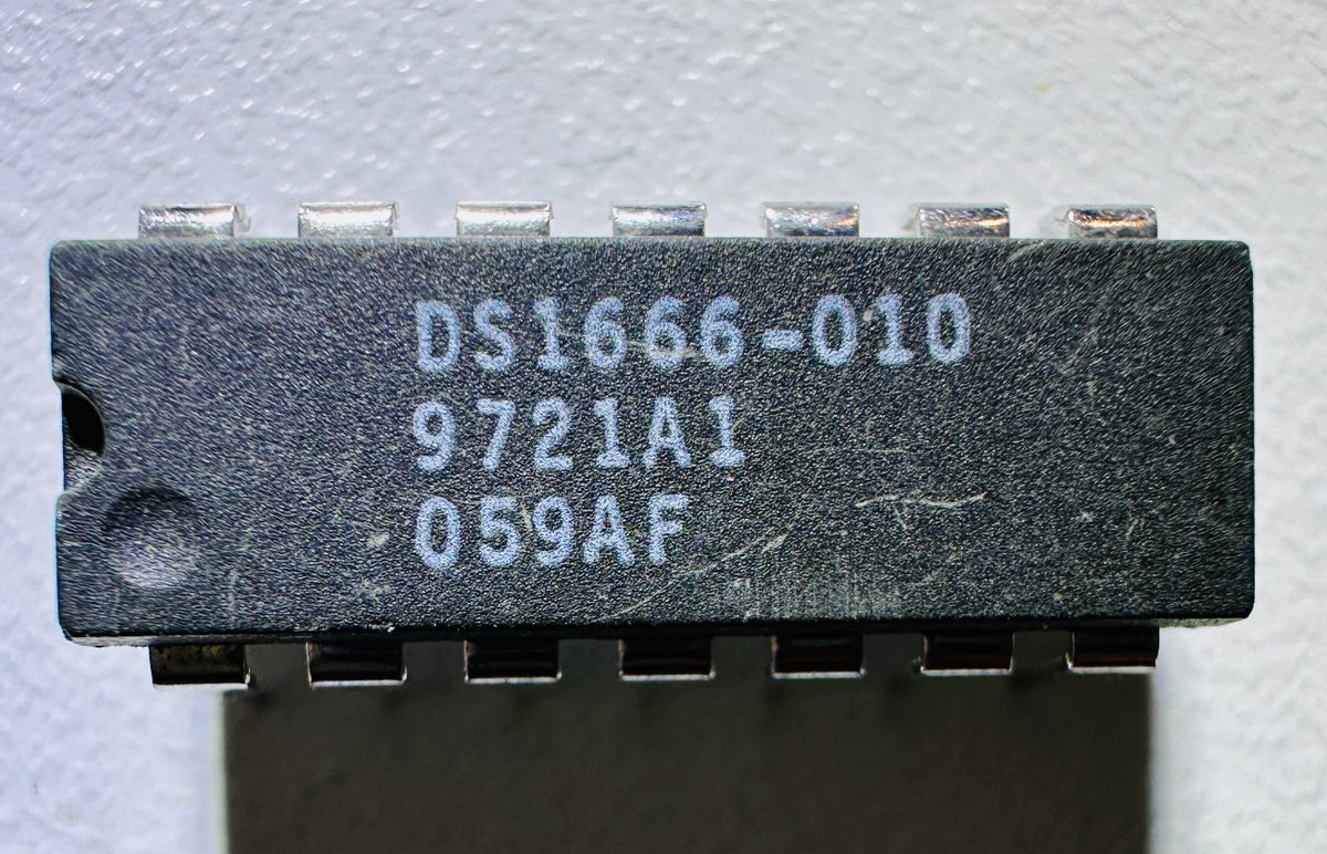 duke_cpu's tweet image. It’s an #audio #taper!
This vintage #CMOS made by #DallasSemiconductor acts as audio digital resistor. It shows two distinct #silicondoodles, a computer displaying the company’s logo, and an audio tape - 🤩!