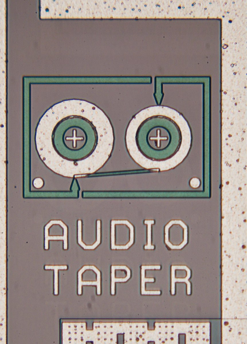 duke_cpu's tweet image. It’s an #audio #taper!
This vintage #CMOS made by #DallasSemiconductor acts as audio digital resistor. It shows two distinct #silicondoodles, a computer displaying the company’s logo, and an audio tape - 🤩!