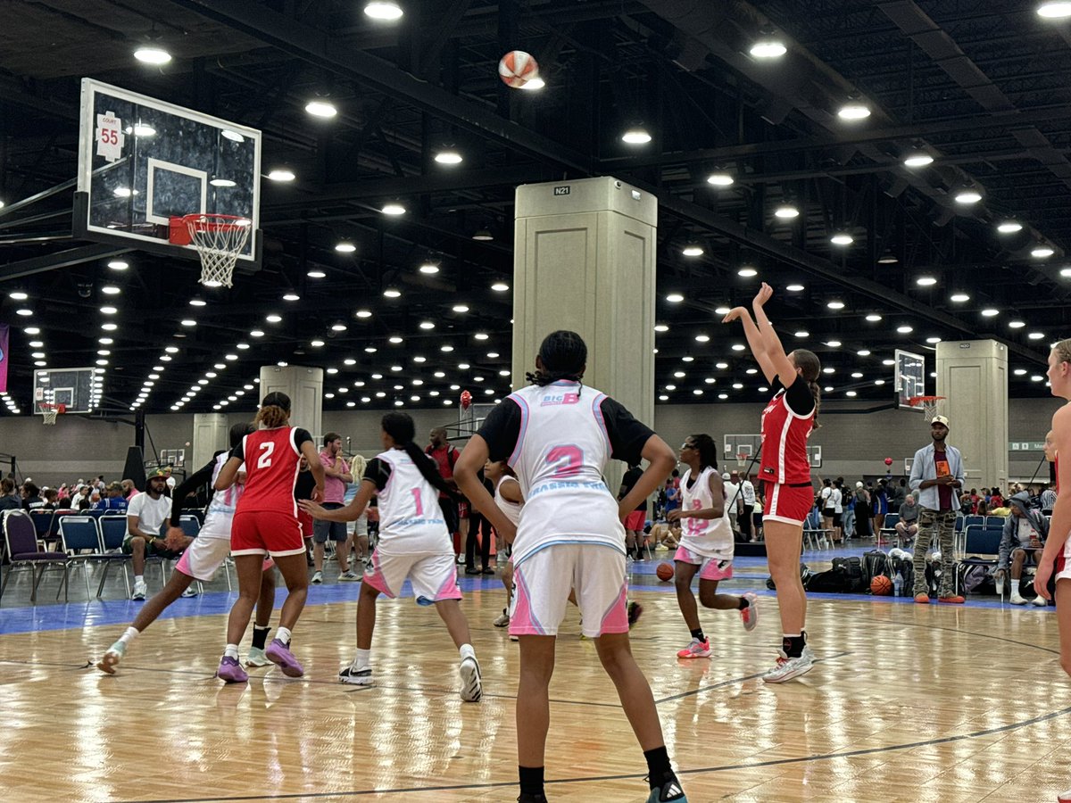 Hilary Nauholz tweet media