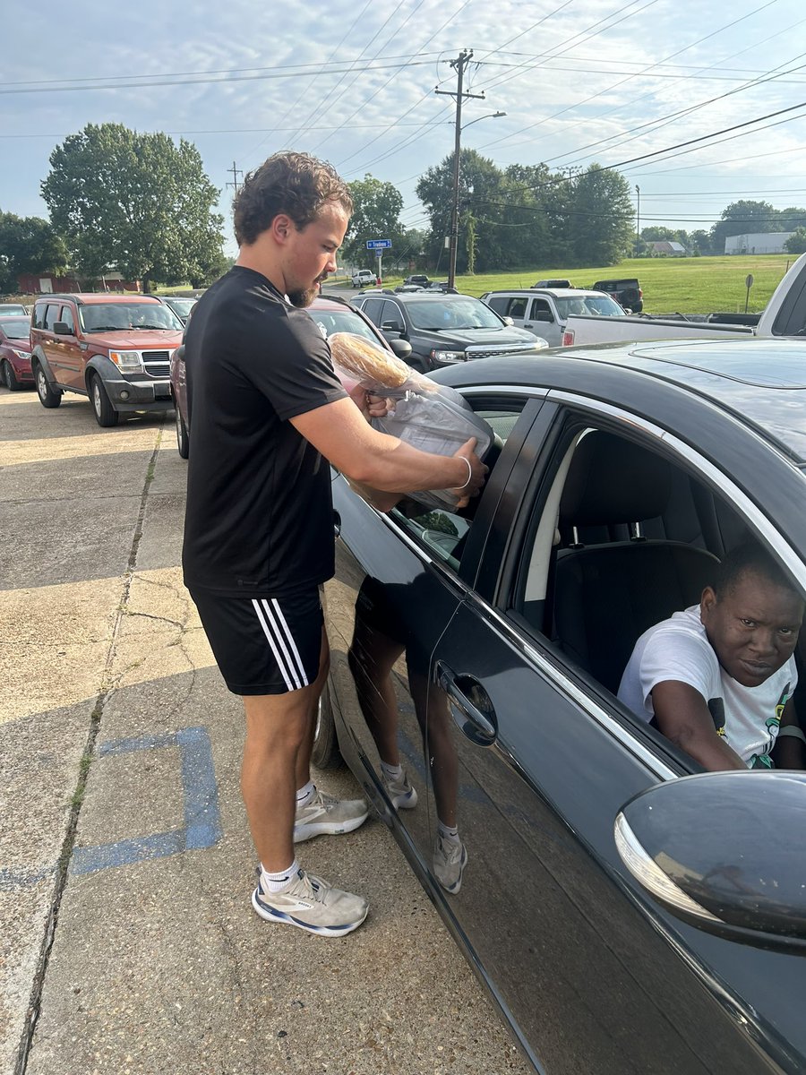 This <a href="/NSUDemonsFB/">NSU Football</a> freshmen class is off to a fast start in the weight room, in class, and in the community. Proud of them for spending their first Saturday morning in Natchitoches serving at the food bank. Great days ahead for these young MEN! #ForkEm 🤘🏼🏈📚🏋🏽