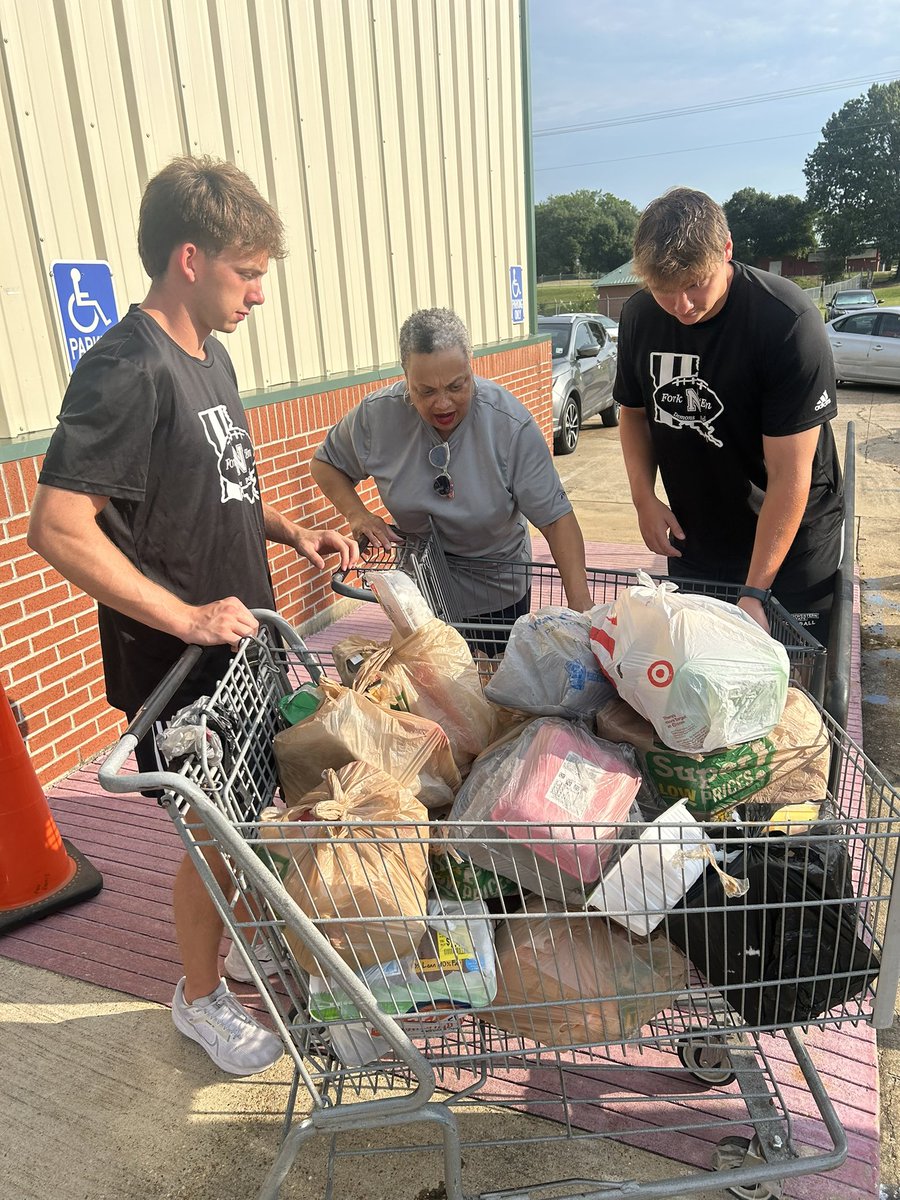 BlaineMcCorkle's tweet photo. This @NSUDemonsFB freshmen class is off to a fast start in the weight room, in class, and in the community. Proud of them for spending their first Saturday morning in Natchitoches serving at the food bank. Great days ahead for these young MEN! #ForkEm 🤘🏼🏈📚🏋🏽 https://t.co/0jkLivJpnd