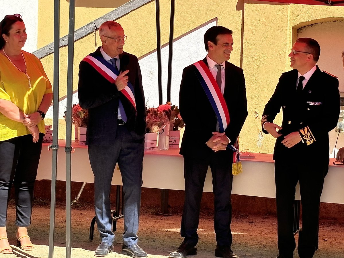 VilleCorti's tweet photo. [ 14 juillet 2024] 🥂💐📚⛑️🎖️ 
Cérémonie et défilé suivis de la remise par le Maire des récompenses aux bacheliers Cortenais reçus avec la mention Bien et Très Bien.  
🎇🎆 RDV ce soir à 22h30 pour le feu d’artifice ! https://t.co/kbfBdn6w9I