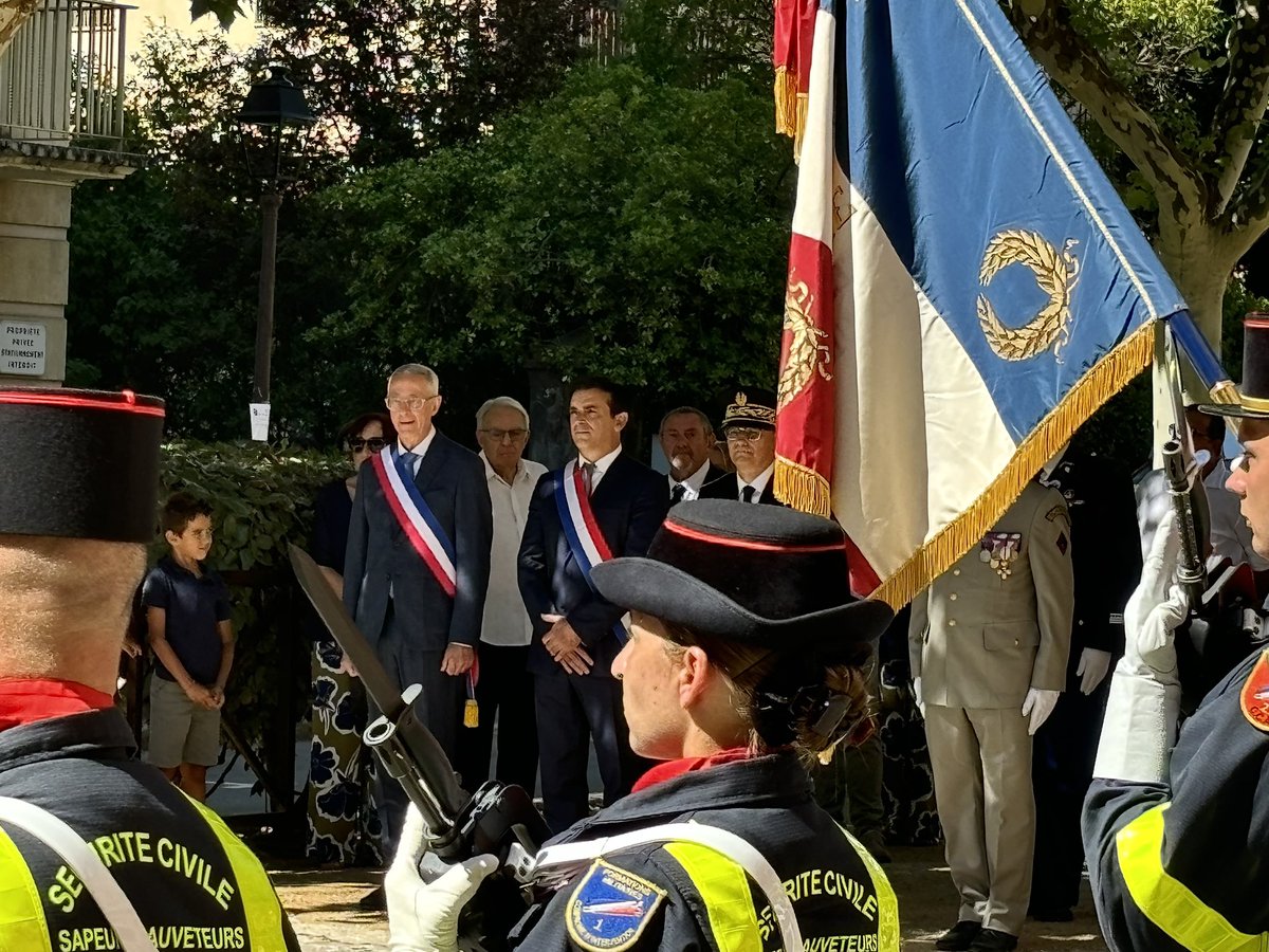 VilleCorti's tweet photo. [ 14 juillet 2024] 🥂💐📚⛑️🎖️ 
Cérémonie et défilé suivis de la remise par le Maire des récompenses aux bacheliers Cortenais reçus avec la mention Bien et Très Bien.  
🎇🎆 RDV ce soir à 22h30 pour le feu d’artifice ! https://t.co/kbfBdn6w9I