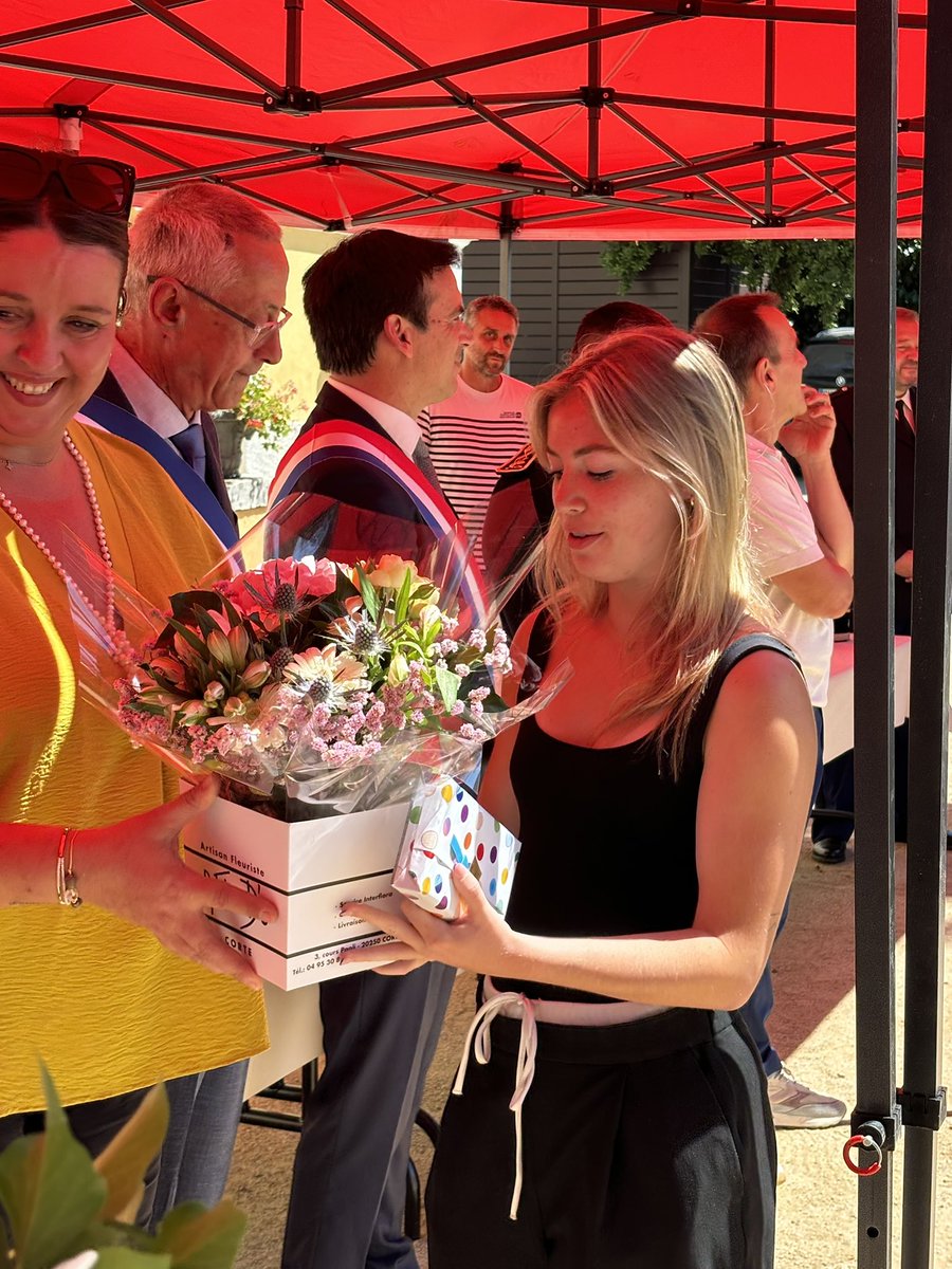 VilleCorti's tweet photo. [ 14 juillet 2024] 🥂💐📚⛑️🎖️ 
Cérémonie et défilé suivis de la remise par le Maire des récompenses aux bacheliers Cortenais reçus avec la mention Bien et Très Bien.  
🎇🎆 RDV ce soir à 22h30 pour le feu d’artifice ! https://t.co/kbfBdn6w9I