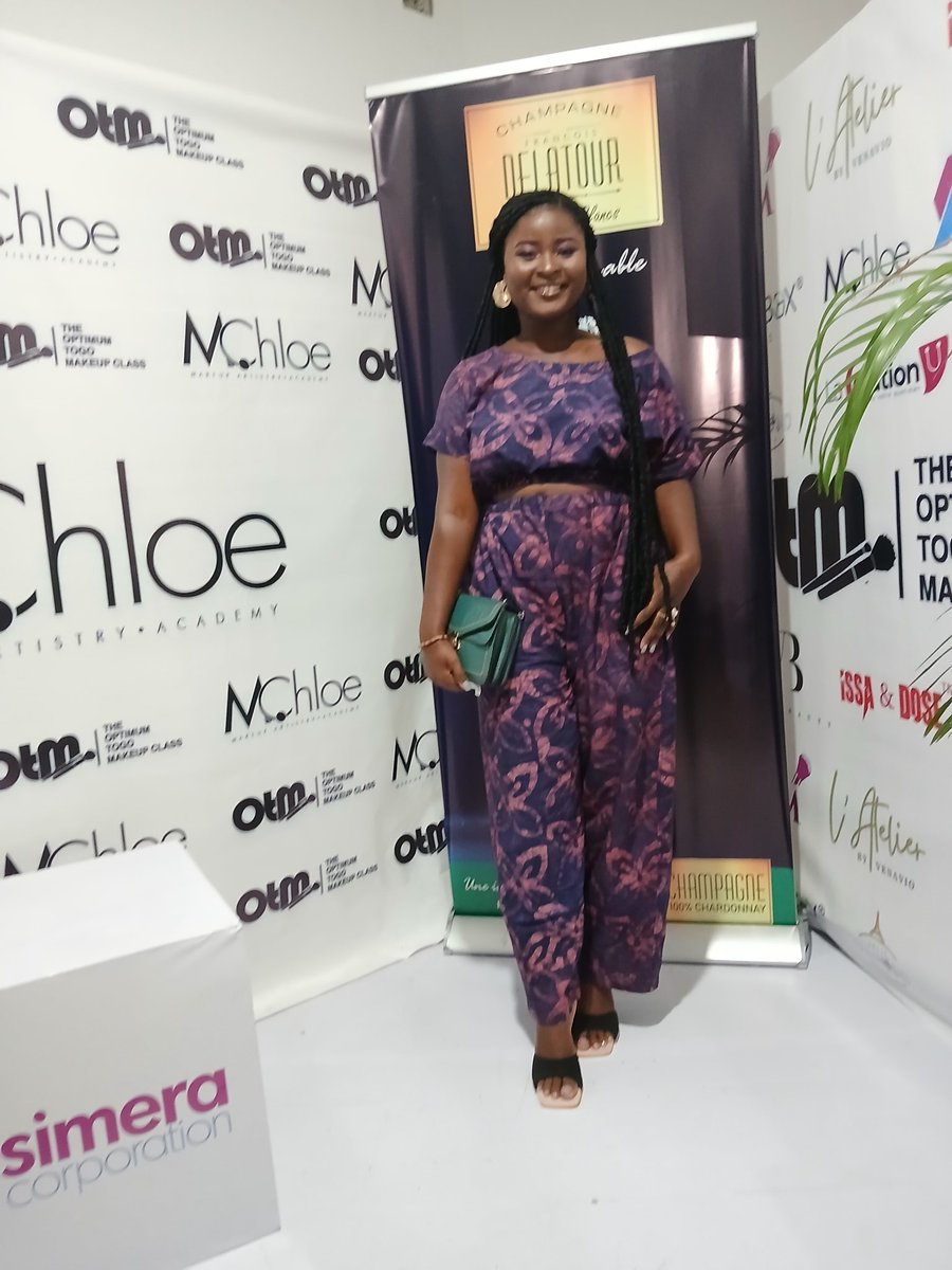 ezi_iyatan's tweet photo. Une belle soirée, la remise de diplôme des participants à la formation Optimum Togo MAKE UP. @IYATANCol pour ma tenue et le tissu batik.
#tgwitos #iyatancol https://t.co/K4TVfXEcLG