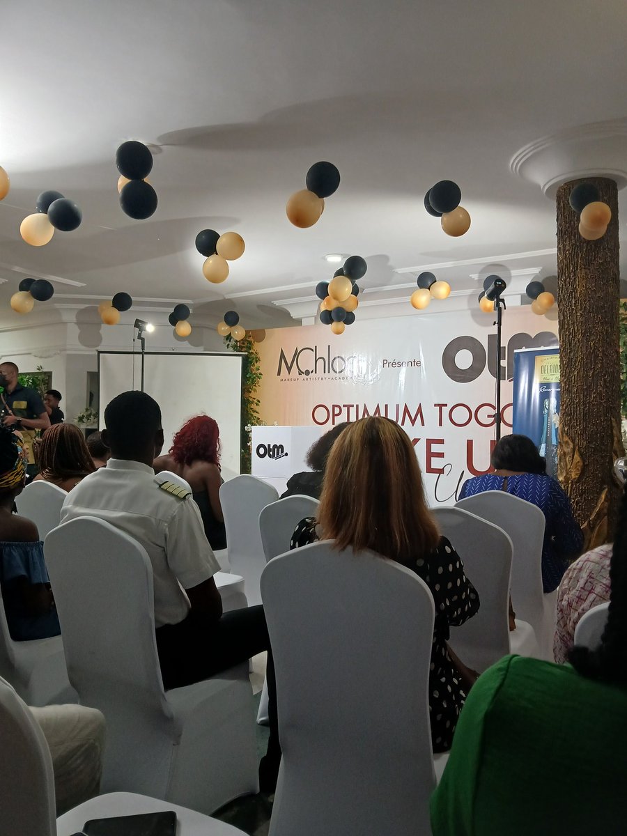 ezi_iyatan's tweet photo. Une belle soirée, la remise de diplôme des participants à la formation Optimum Togo MAKE UP. @IYATANCol pour ma tenue et le tissu batik.
#tgwitos #iyatancol https://t.co/K4TVfXEcLG