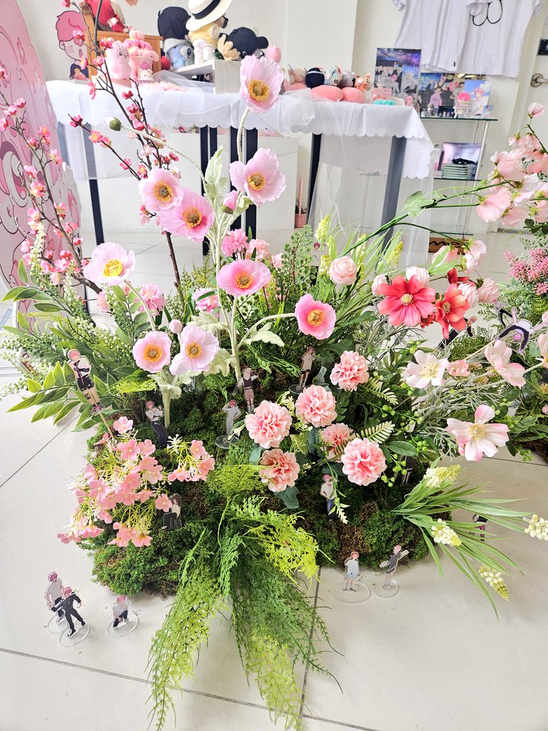 Lyune_Voice's tweet photo. #7월_속에_피어난_플라워
#BBiKKiTTya_bamby_my_flower

어제 다녀온 광주 밤비 플라워 생카🥳🌸 역시 플라워 카페! 꽃과 함께 사랑스러운 뵥뵥이가 가득해서 너무 예쁜 공간이었어요. 특히 꽃수풀 사이사이에 존재하는 미니미 전신 아크릴들이 너무 귀여워서 또 한참 봤네요. 전프레도 짱짱!! 💗 https://t.co/Urri6RSLGs