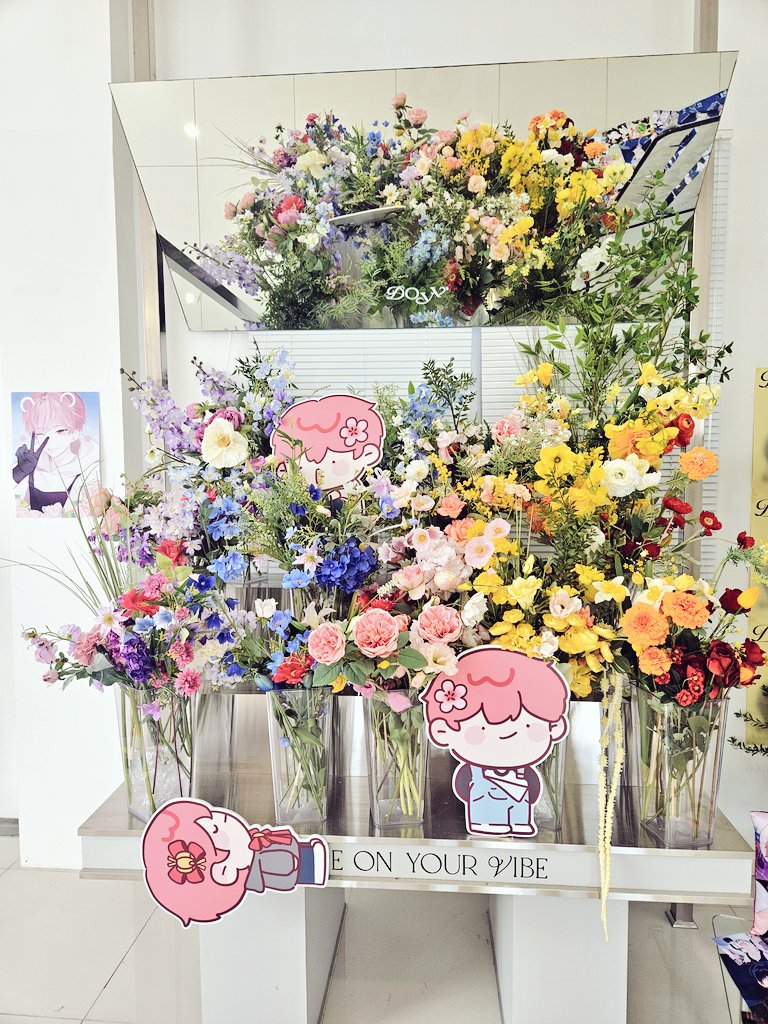 Lyune_Voice's tweet photo. #7월_속에_피어난_플라워
#BBiKKiTTya_bamby_my_flower

어제 다녀온 광주 밤비 플라워 생카🥳🌸 역시 플라워 카페! 꽃과 함께 사랑스러운 뵥뵥이가 가득해서 너무 예쁜 공간이었어요. 특히 꽃수풀 사이사이에 존재하는 미니미 전신 아크릴들이 너무 귀여워서 또 한참 봤네요. 전프레도 짱짱!! 💗 https://t.co/Urri6RSLGs