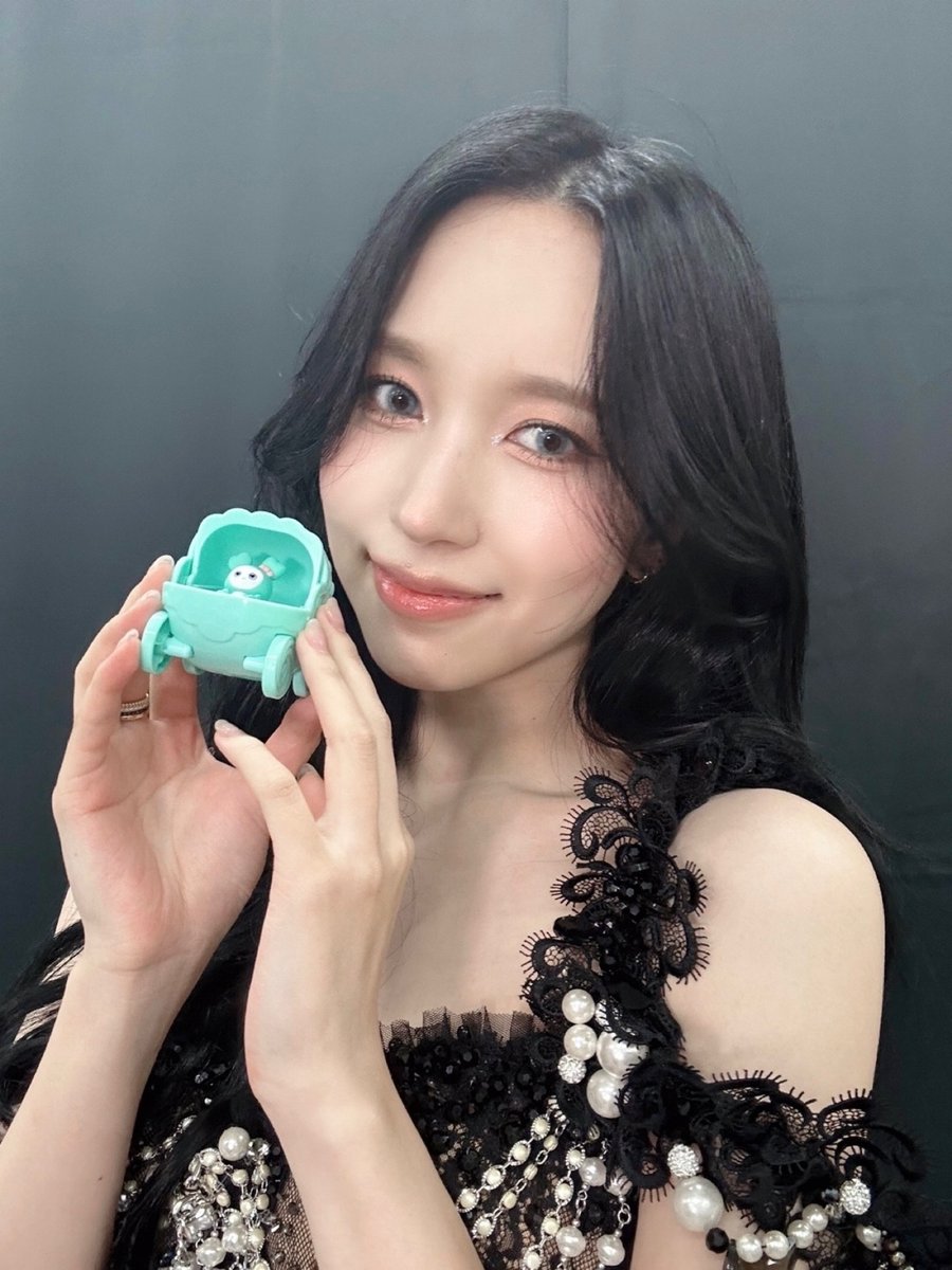 godmitzu's tweet photo. PRETTY MINA https://t.co/LIgq4Hz27s