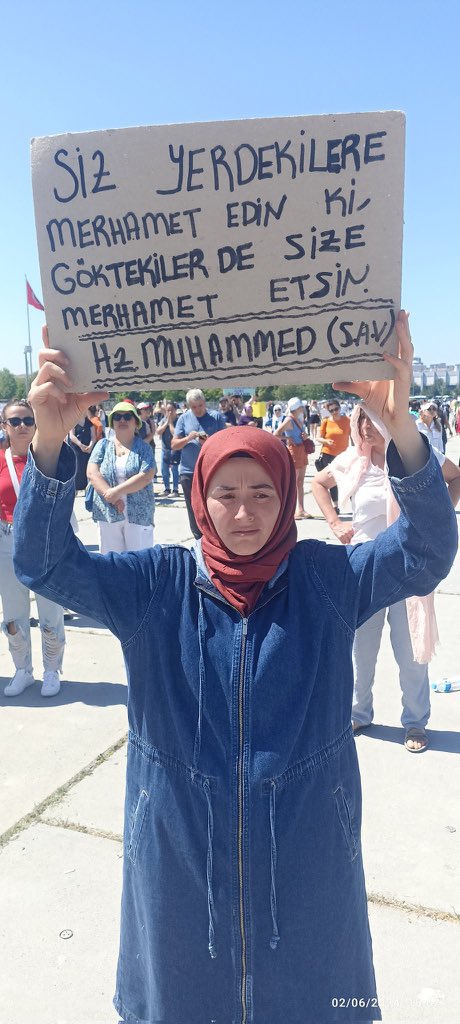 guclusinemm's tweet photo. Birbirine düşürmeye çalıştıkları kapalı açık . Zengin ,fakir . Yaşlı engelli sınıfsal ayrımlarla kutuplaştırmaya çalıştıkları halkı sokaklara döktüler #yasayıgeriçek demek için . Bu milletin vicdanını napsanız bitiremez karanlığa hapsedemezsiniz . Her biriniz kaybedeceksiniz https://t.co/8DaOK24ksw