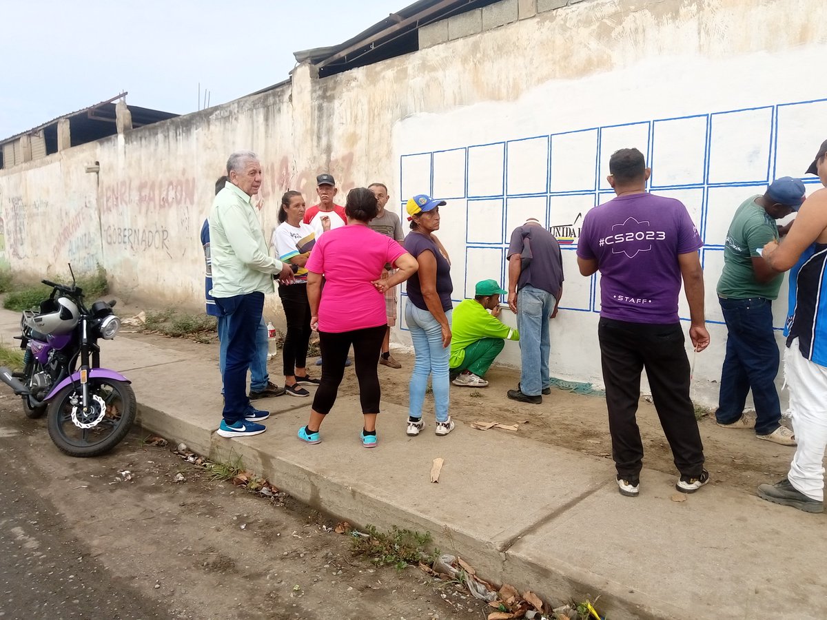 BethoOmar's tweet photo. Habitantes de la populosas barriadas dél tostao parroquia Juan dé villegas "Ana Soto"al oeste dé Barquisimeto una de las zonas más golpeada y olvidada por esté narco régimen, haciendo mural alusivo al tarjetón electoral votando por Edmundo y acompañandolos Alfredo Ramos. https://t.co/0CnReuCXxo