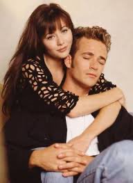 Se amaron durante las diez temporadas de Beverly Hills, la serie icónica de los 90. En el 2019 desapareció Luke Perry (Dylan), hoy fue Shannen Doherty (Brenda). 

Ya están juntos en el cielo paseando en un carro deportivo al ritmo de “losing my religion” de REM.