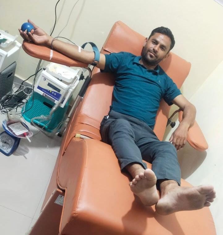 Meenaji0786's tweet photo. आज बालाजी ब्लड बैंक लालसोट रोड दौसा में मरीज- सोना देवी जी ( दौसा ) के लिए जितेन्द्र मीरवाल जी ( दौसा ) ने अपना #B_POSITIVE ब्लड डोनेट किया।
Thank you Jitendra Ji 😊😊🙏
#Aryan_Foundation
#We_build_Humanity
Call & WhatsApp - 9414254299 https://t.co/L7wr4ADgFg