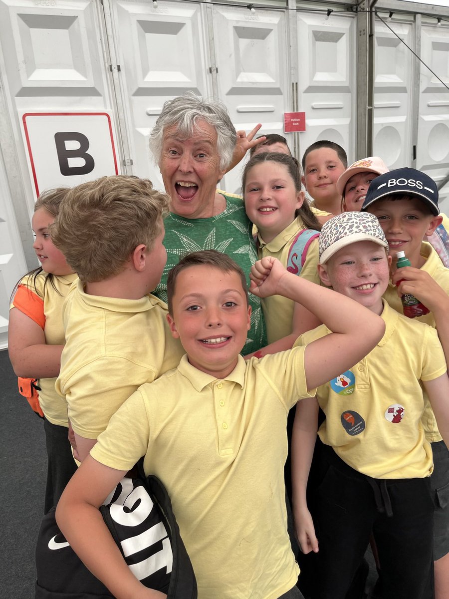 AYFprimary's tweet photo. Diolch enfawr to our wonderful Llinos! Llongyfarchiadau for being accepted into the Orsedd at this years @eisteddfod this Honour is thoroughly deserved and we cannot wait for you to lead us next year! #margam #cystadlu @CSC_Cymraeg @urddmg https://t.co/n5Hh1kPQSL