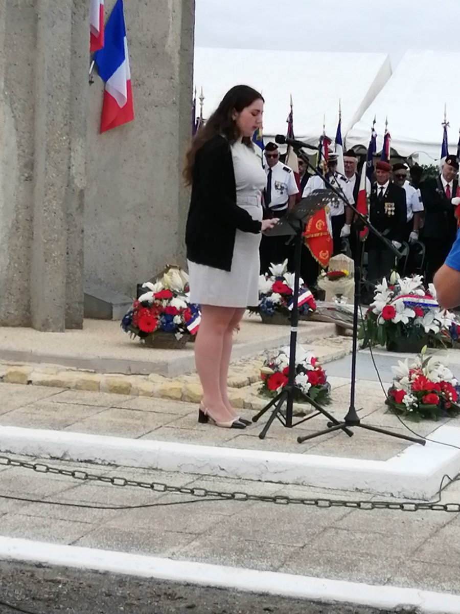 Commémoration du 14 juillet 1944 et de la résistance de la ferme de Richemont. Une élève du lycée Montaigne lit "je vous salue ma France" d'Aragon là où ses camarades d'il y a 80 ans furent tués...