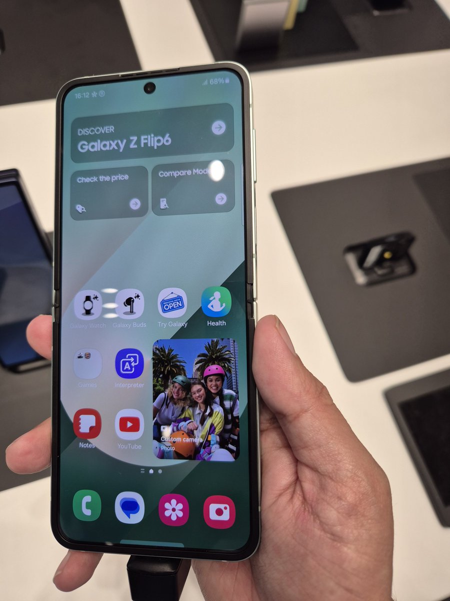 tarunvats33's tweet photo. Will you switch from a Galaxy smartphone to a foldable (Fold or Flip) in the future? 🤔
Yes or No?
#Samsung #OneUI6 #GalaxyS24 #FoldableFuture https://t.co/eMmkxtvvAJ