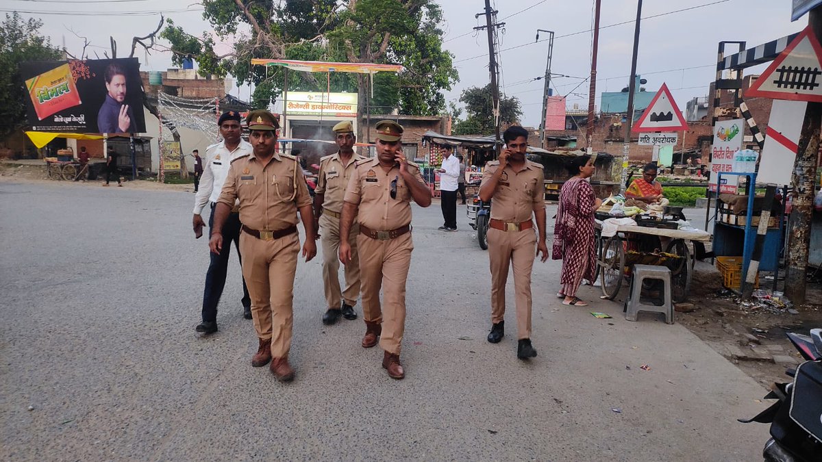 fatehgarhpolice's tweet photo. पुलिस अधीक्षक फतेहगढ़ के निर्देशन में थाना कादरी गेट पुलिस द्वारा शांति/सुरक्षा एवं कानून व्यवस्था बनाये रखने हेतु मुख्य मार्गों, बाजारों एवं भीड़-भाड़ वाले स्थानों पर पैदल गश्त की गयी। #Footpatrolling https://t.co/zophzaL2ET