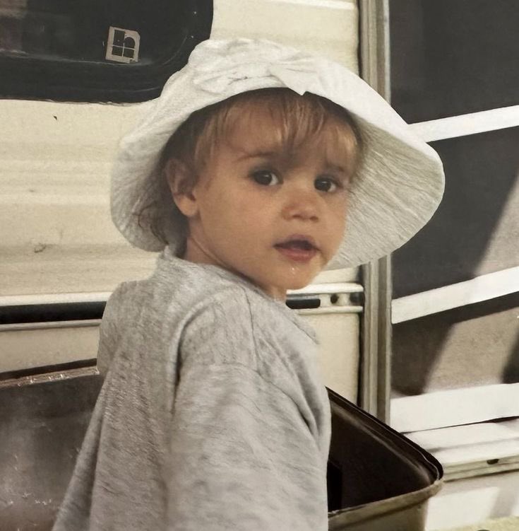 drewlegend_'s tweet photo. pensando en lo hermoso que va a ser el baby bieber teniendo la genética de estos dos ✨💛 https://t.co/f5si8qnIzf