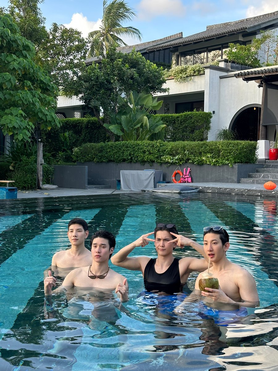 JaFirstBrasil's tweet photo. 📸| E os peitos pra jogo, não 😂
Temos bastidores do #TGIF_EP9 publicados pela Alex.
#First_Chalongrat #รักแรกของเฟริสท์ https://t.co/hjvg8kwNvy