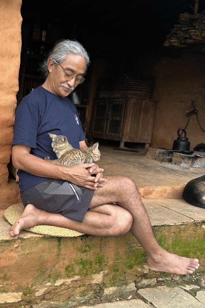 धेरै दिनको झरी पछि, गोठ को पिँढीमा के बसेथेँ, म्याउँहरु आएर काखमा बसी हाले… आखिर बच्चै त हो ।